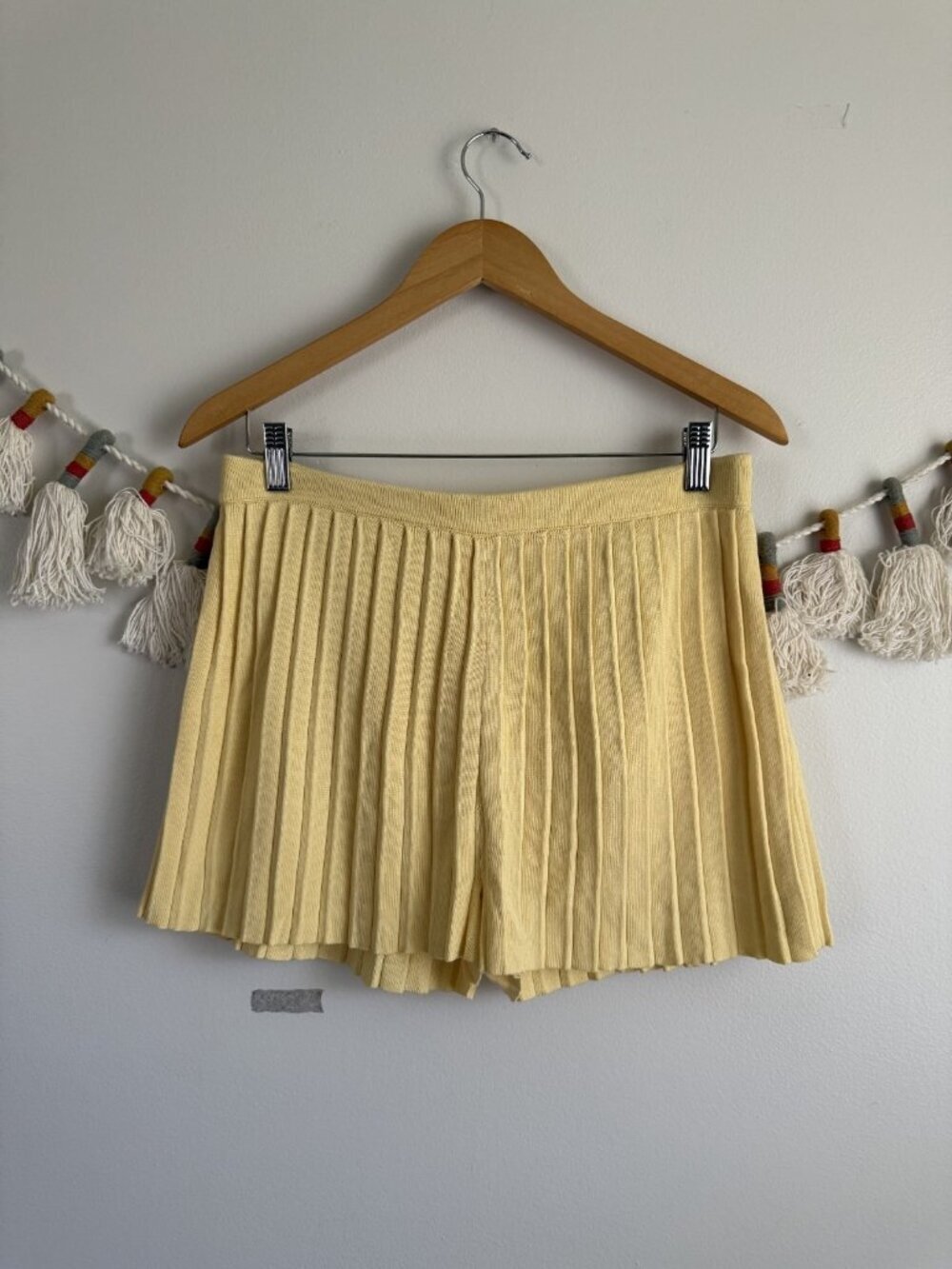 Abercrombie & Fitch Butter Yellow Pleated Pull On Relaxed Shorts Lounge Basics